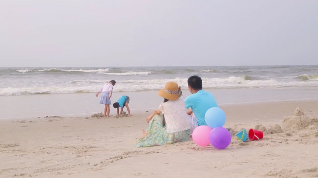 一家四口在海灘