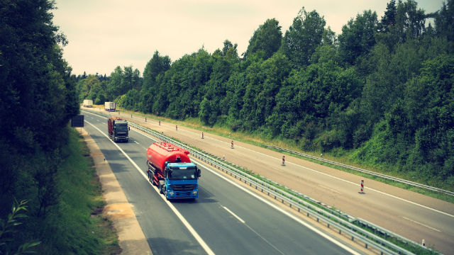 貨車行使在公路上