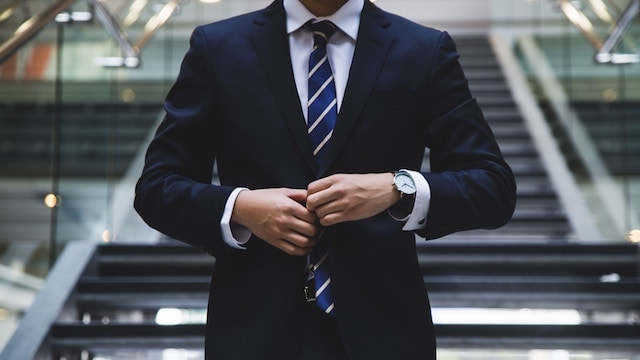 穿西服的職場商人