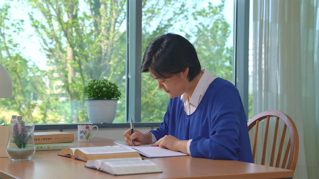 一個女人在看書