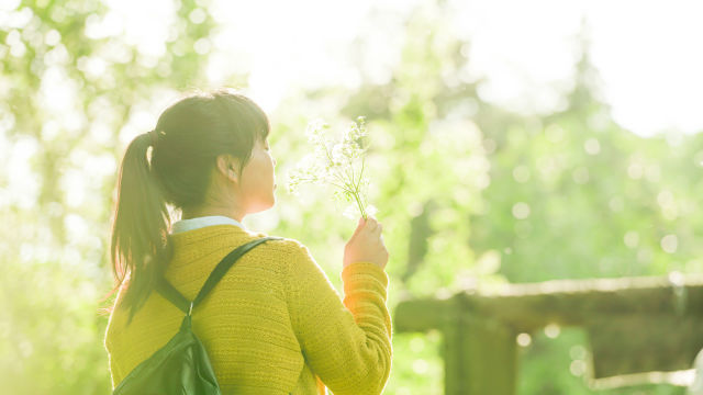 一個女孩拿著花