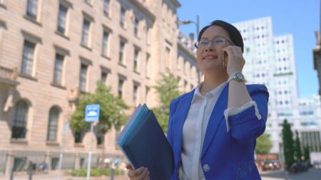 一個女人在打電話