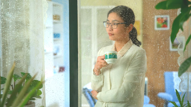 兒媳站在窗邊心裡對婆婆不滿