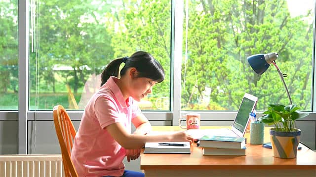 基督徒在桌前揣摩神話語