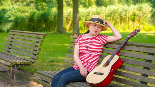 女孩坐在椅子上因沉迷追劇感覺空虛